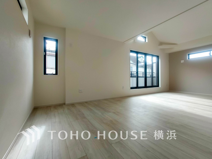 上部吹抜けの開放感溢れる広いLDKは、隣接する約6帖のコンセプトルームと併せて23.6帖の大空間！キッズスペースや作業スペースなど、多目的にご使用頂けます