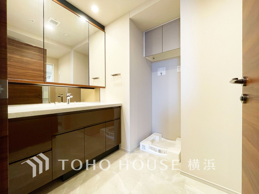 デザイン性の高さ、清潔感、色合い、使い勝手、ゆとり、様々な観点から丁寧に仕上げられたパウダールーム。健やかな毎日のため、上質な空間で一日の始まりと終わりを快適に。