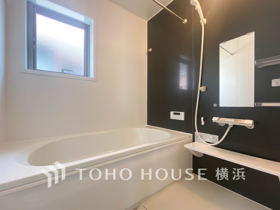 1日の疲れを取り心身を癒すことができる住まいの中のリラクゼーション空間、バスルーム。心からゆったりと寛いでいただけるよう、ゆとりのスペースを確保してます。(2025年4月撮影）
