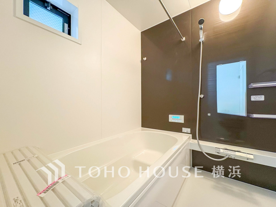 快適な使い心地とゆとりある空間が1日の疲れを解きほぐすバスルーム。空間も浴槽もゆったりのびのび使えるゆとり設計。広く感じるゆとり設計で快適なリラックスタイムを過ごせます。