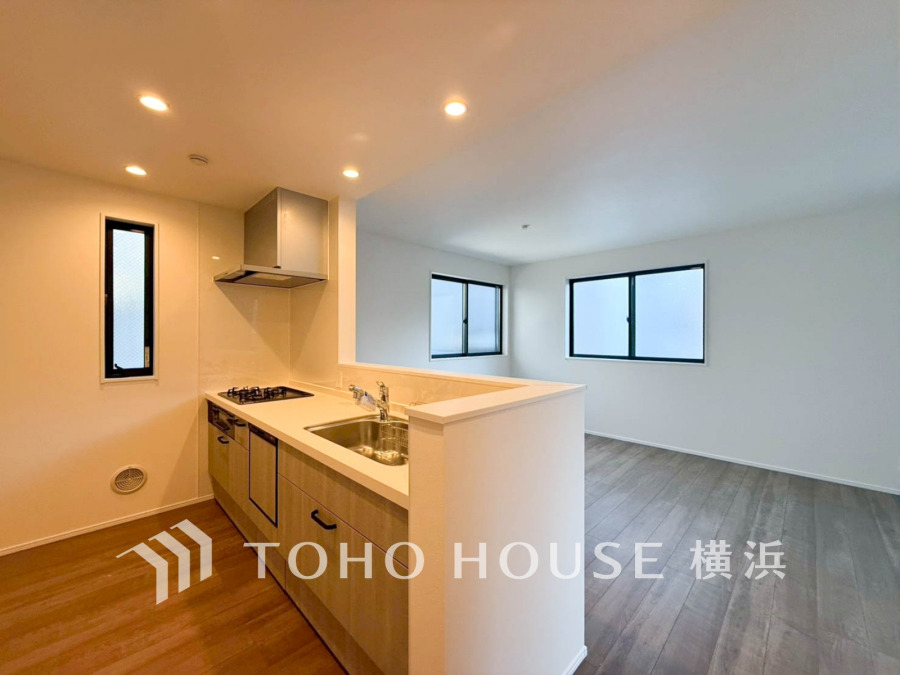 内装の主役でもあり、日常活躍する重要な水回りでもあるからこそ機能性・デザイン性に力を入れております。お手入れのしやすいシステムキッチンを採用しております。