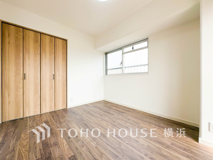 穏やかな風と陽光を導き、プライバシーに配慮された設計プランを採用し、居住性を一段と心地よいものにしています。明るく開放的な空間を演出しております。