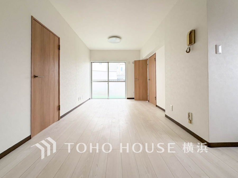 豊かな光が照らすこの場所は、たわいもない会話を楽しみ、ゆったりとした時間を過ごす場所。家族の日常が刻まれる大切な空間です。