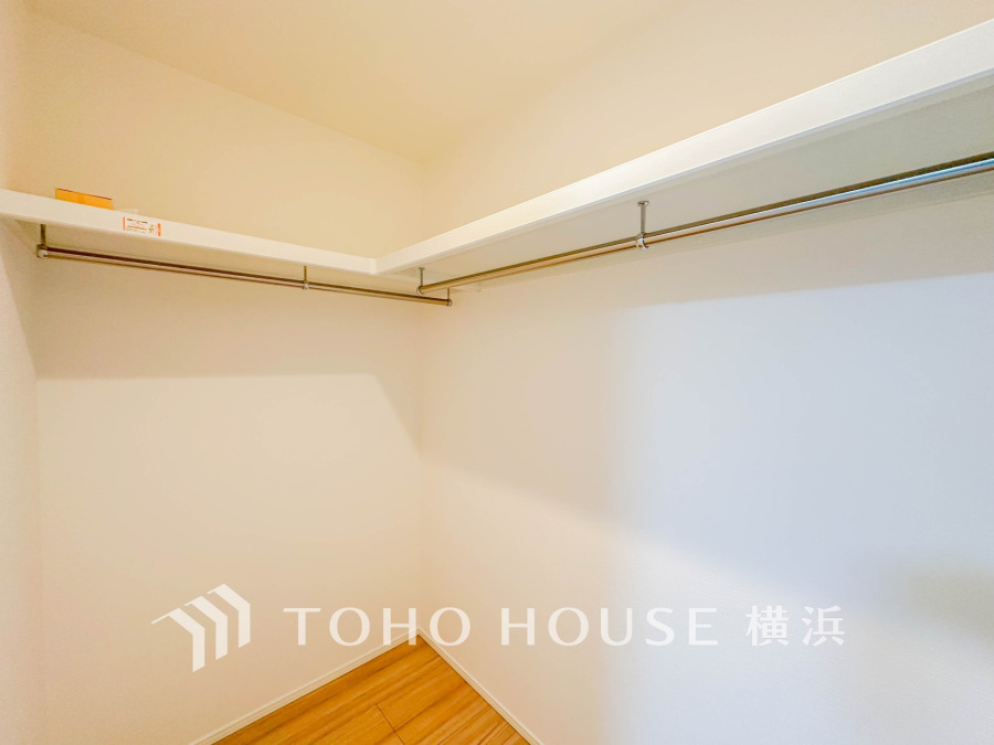 大切な衣類を機能的に収納できるウォークインクロゼット。ゴルフバッグやキャリーバッグなどもすっきりと片付けられます。高い収納率を実現する多彩な収納スペースを確保しました。