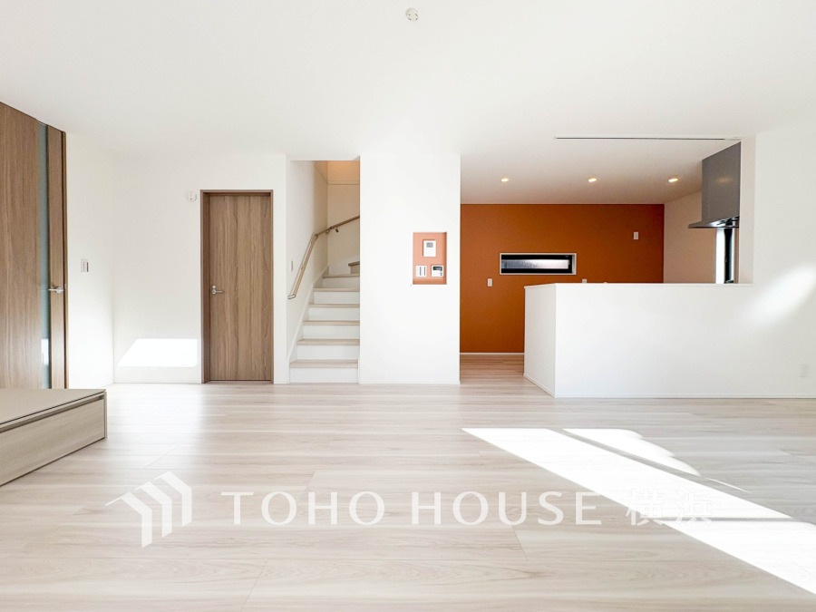 明るく開放的な空間が広がるLDK。室内には豊かな陽光が注ぎ込み、爽やかな住空間を演出。ホームパーティーでもゲストと一緒に料理を楽しみながら楽しい時間を過ごせそう。