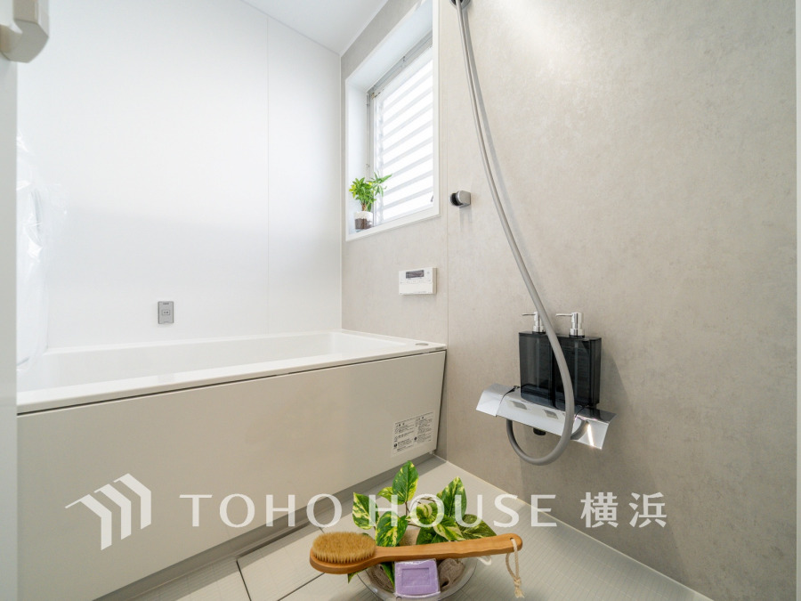 明るい色合いと上質な質感が美しいバスルーム。一日の疲れをさっぱりと洗い流し、寛ぎとリフレッシュのための大切な空間。