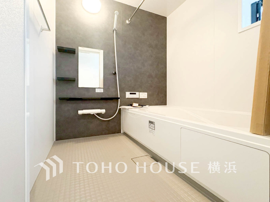 シンプルで清潔感のあるバスルーム。ゆったりとした浴槽と使いやすいシャワー設備が整っています。