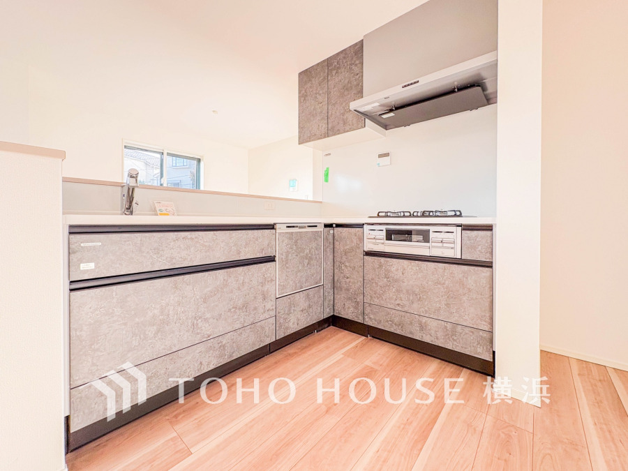 使い勝手の良い設備のキッチンで効率よくお料理もできます。食する料理に家族が舌鼓を打ち自然と笑いが絶えない空気感がそこに広がります。自慢の腕をふるってください。