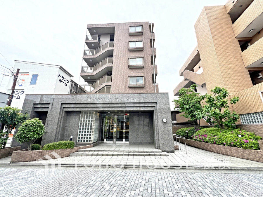 落ち着いたタイル張りのマンション。最寄り駅徒歩6分で、横浜駅へも軽快にアクセスできます。