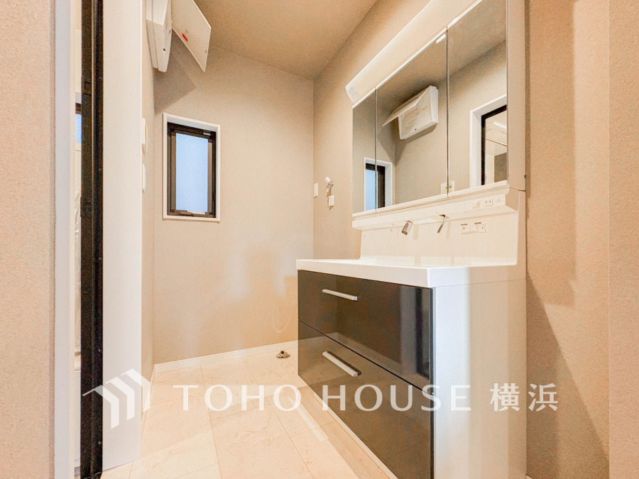 ご家族の1日が始まり、1日の終わりを締めくくる洗面空間。洗濯機を配置しても十分なスペースを確保した設計となっております。