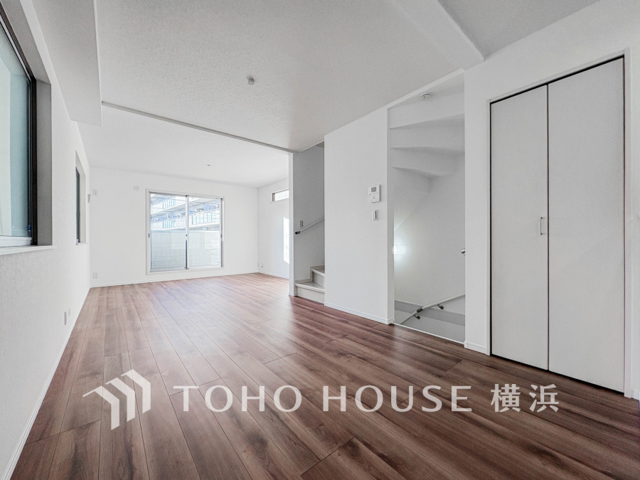 リビング階段を採用した家族の一体感を感じられる広々スペース。家族と過ごす時間を大切にする方にぴったりのゆとりの住空間♪