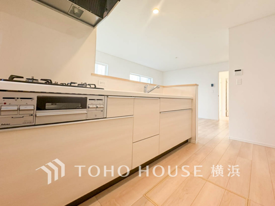 明るく開放感のある対面キッチンは、家族と会話しながら料理が楽しめる快適な空間です。