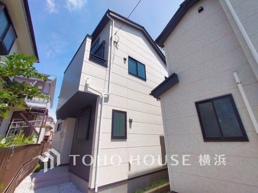通りから一歩入った位置に建つお住まいなので、外からの視線が気になりにくく、プライバシーが保たれる印象です。