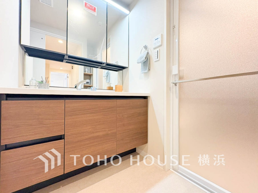 十分な大きさの洗面台は収納もさる事ながら、身だしなみチェックや歯磨きなど、朝の慌ただしい時間でもホテルライクなスペースで余裕とゆとりを感じて頂けます。