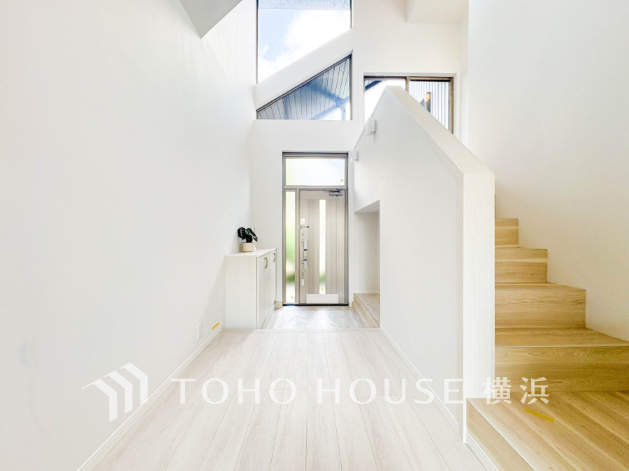 光溢れる明るく開放的なエントランス空間。お住まいの顔となる爽やかな玄関は、落ち着きと華やぎに満ちた空間に。ご家族の「行ってきます」「ただいま」を見守り続けます。 