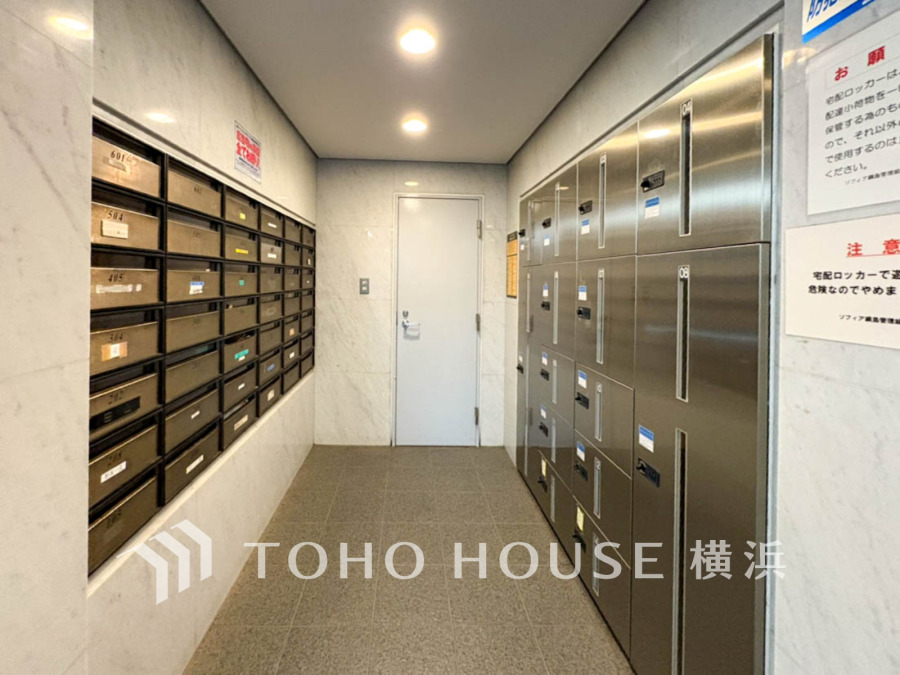 清潔感ある共用郵便ロッカーと宅配ボックス完備で、住民の利便性と安心を高めるエントランス空間です。