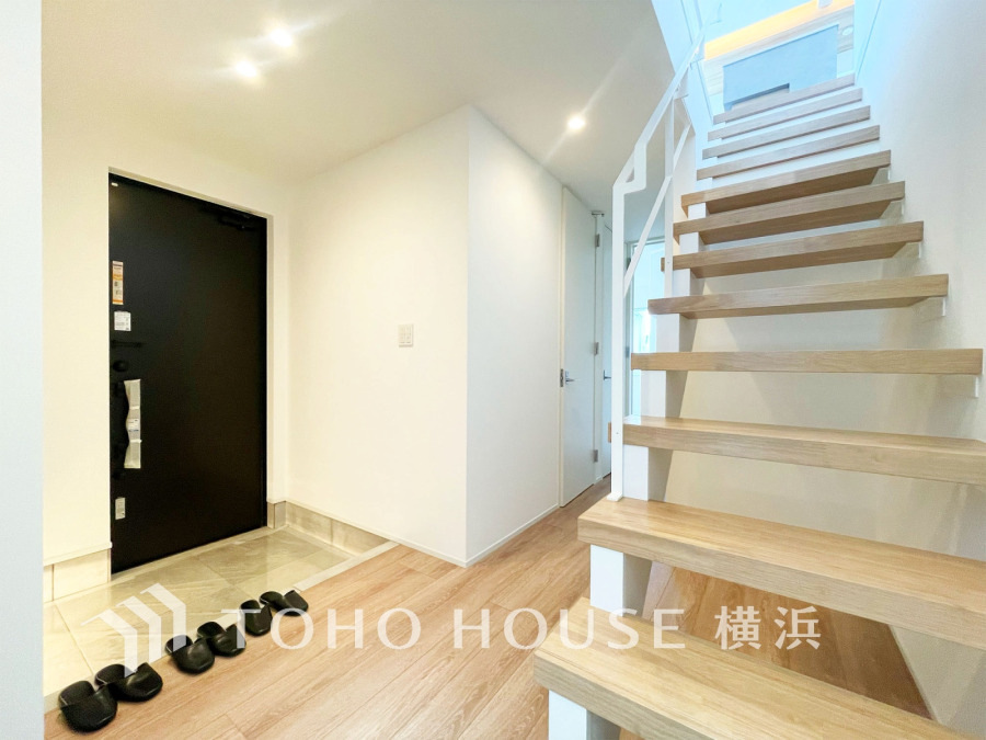 清潔感溢れる玄関がお出迎えする本邸宅の物語は、ここから始まる日常を期待させます。この場所には「希望」と「優越」で包み込んでくれる「特別」な空間があります。