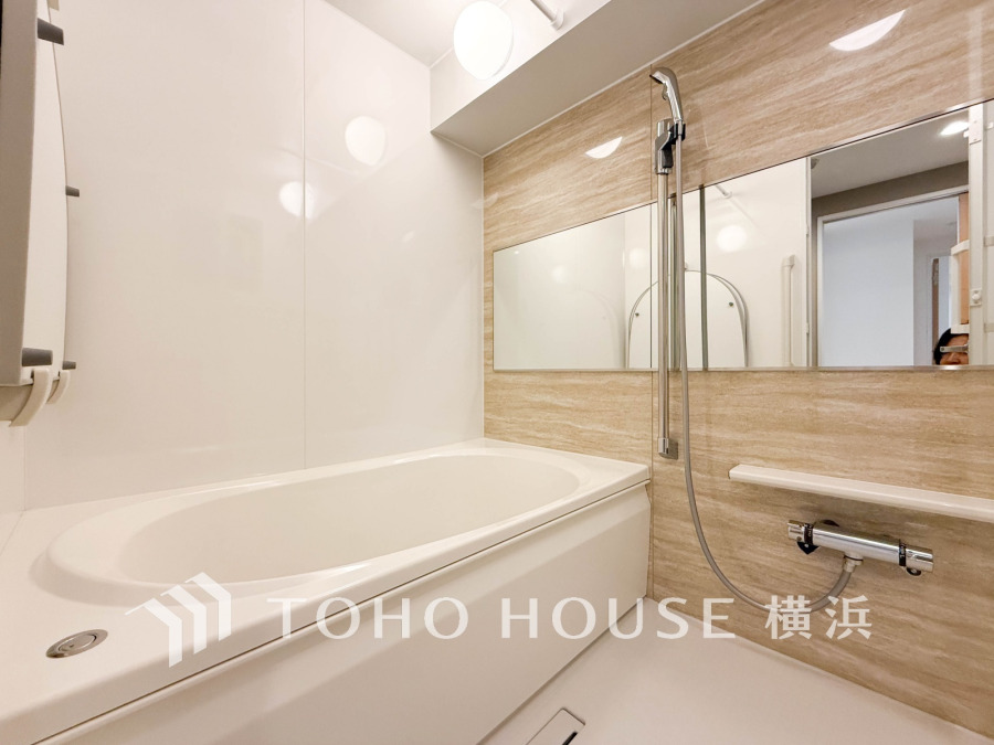 掃除のしやすさ・収納の便利さなど、おふろを使う人、お手入れする人、みんなにとっての「しあわせ性能」を追求したバスルームを採用いたしました。