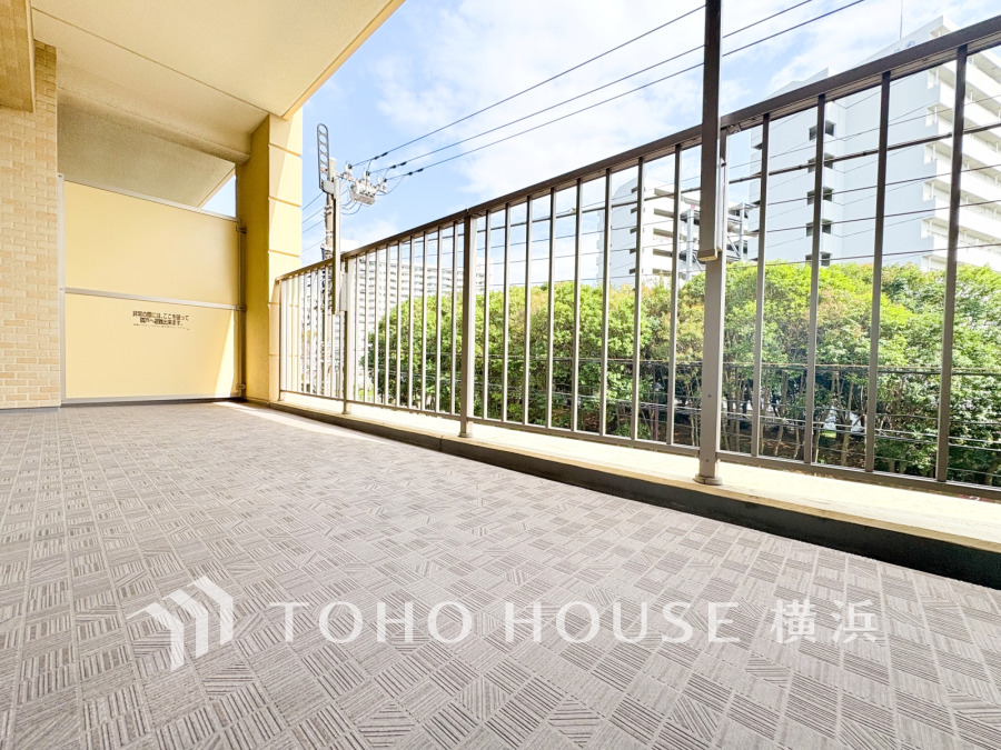 陽当りに恵まれた南東向きのバルコニー。爽やかな風を感じ、暖かな光を浴びて、快適な暮らしをここから。
