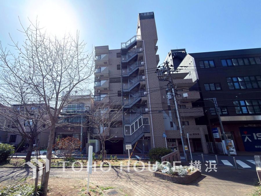 都市の中心エリアに程近いながら、利便性と穏やかさを両立した住環境。公園を目の前にした落ち着いた街並みも魅力です。