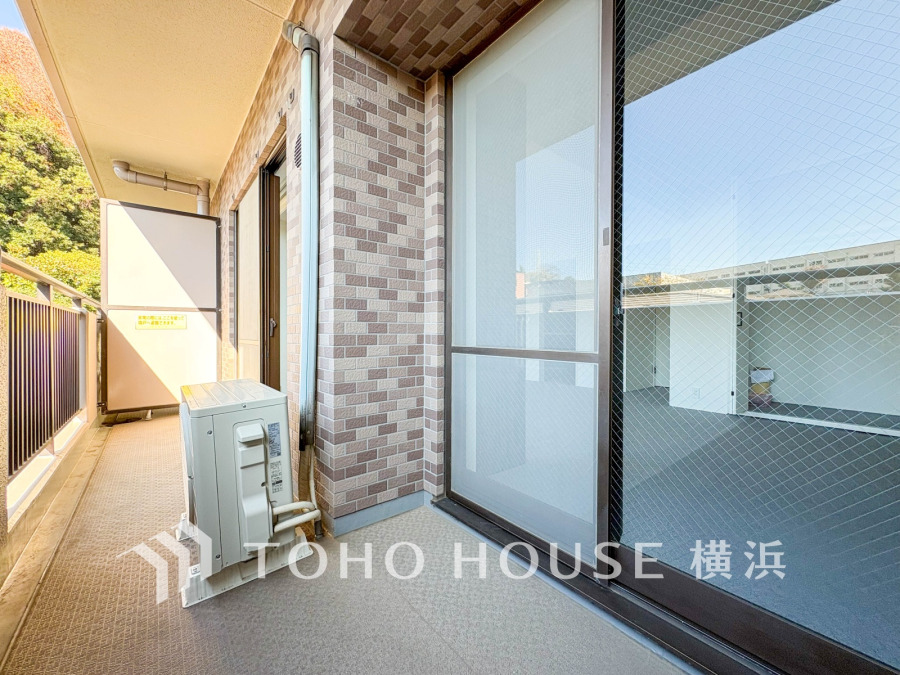 陽当たり良好でゆったりとした広さのバルコニー。洗濯物干しやくつろぎのスペースに最適です。