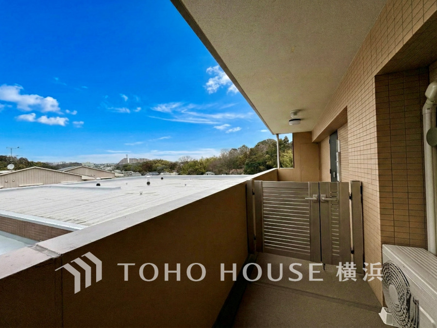 住居の独立性を高める玄関ポーチ付き。広々としたプライベート空間です。

