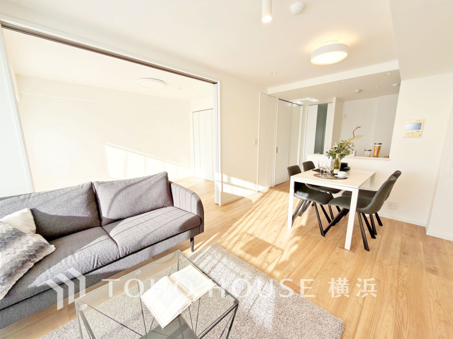 光と風が溢れる開放的なLDKには、自然と家族みんなが集まってきます。明るく穏やかな空気が流れるこの場所は、豊かな寛ぎと笑顔の団欒をいつも優しく守ってくれることでしょう。