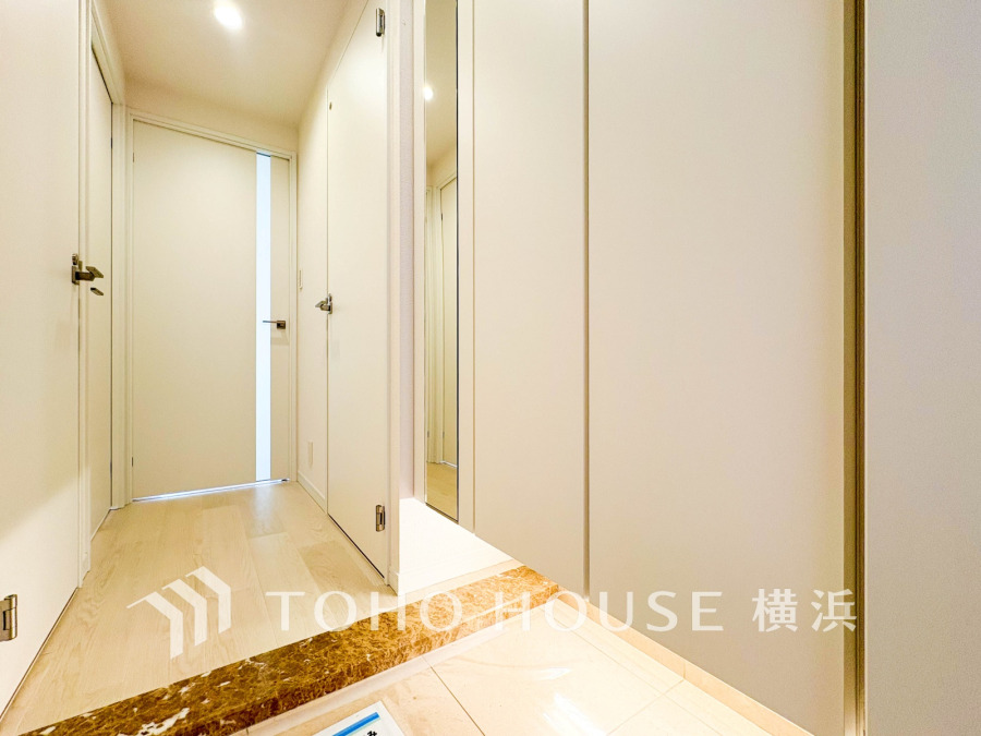 玄関には大型のミラーのついたシューズボックスを設置。
