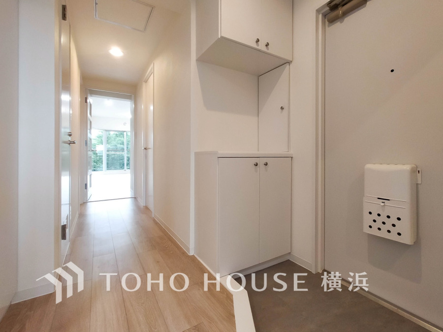 上質感漂う玄関と廊下。居住者の帰り、訪れる方を優しく迎える・安らぎに満ちた生活空間を予感させる。健やかな暮らしを楽しめることでしょう。