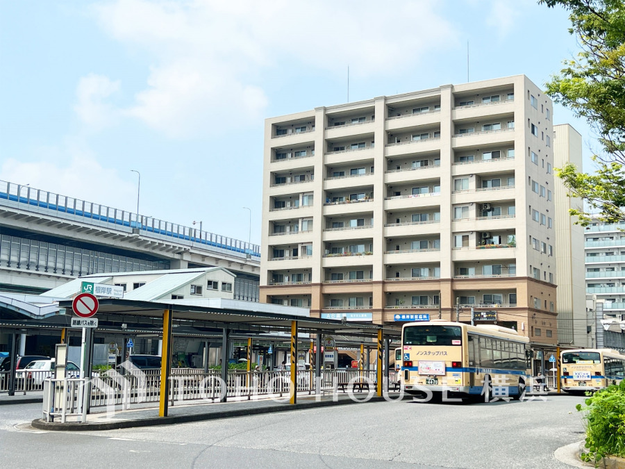 お買い物施設や教育施設が身近で暮らしやすさも魅力。アクティブな暮らしを叶える駅前の好立地。
