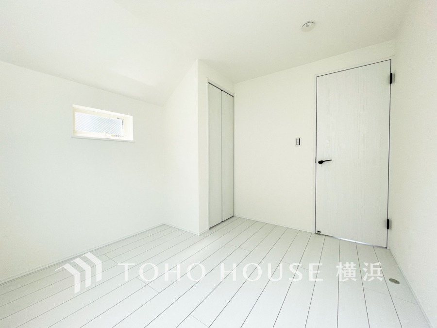 シンプルな内装と明るい空間で、自分らしい空間づくりを思い切り楽しめそうです。穏やかな陽射しが、ゆったりとした寛ぎの時間を包みます。