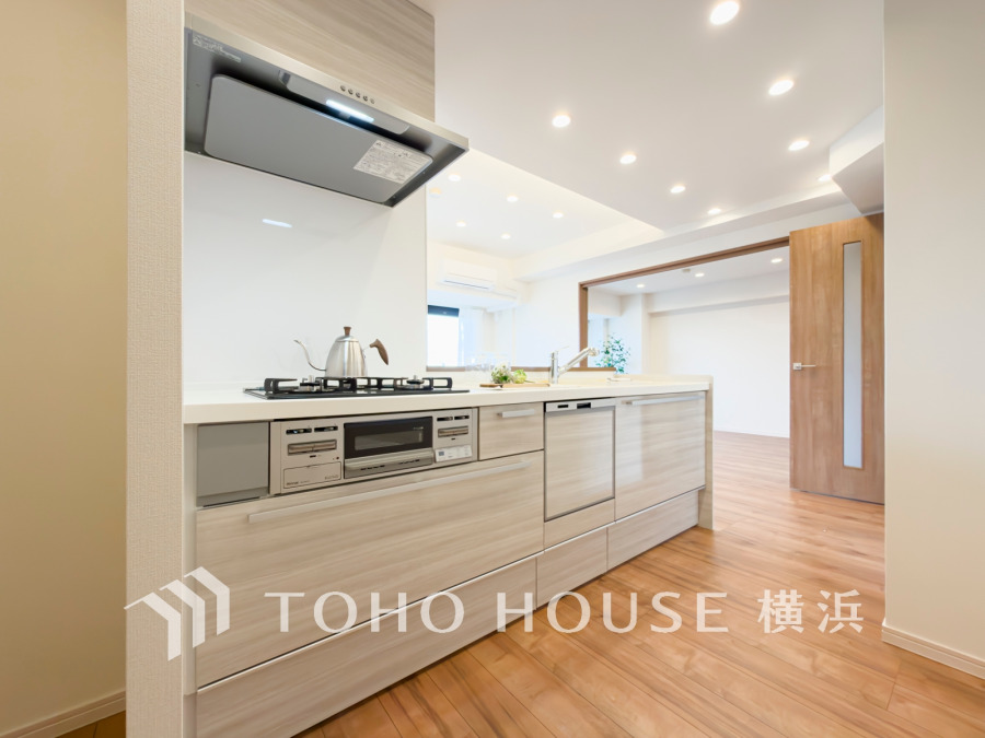 ご家族みんなで調理ができる位のスペースを実現したキッチン空間となっております。みんなで作った料理を召し上がりながらの会話は、どのような物になるのでしょうか。