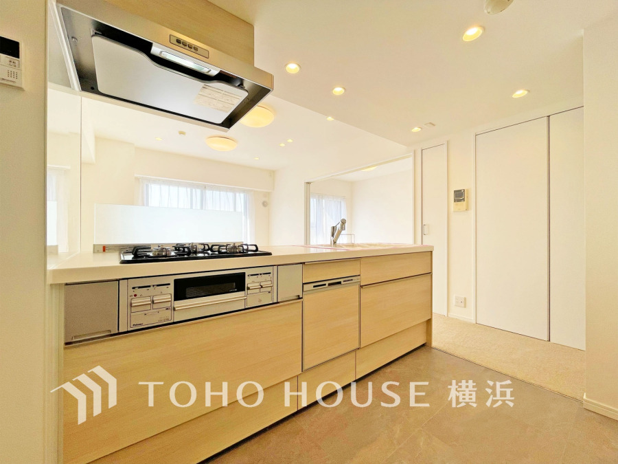 スタイリッシュな対面キッチンを採用。リビングが見渡せるので、お子様を安心して遊ばせながら家事ができ、リビング学習をするお子様にも声がかけやすい自然な距離感。 