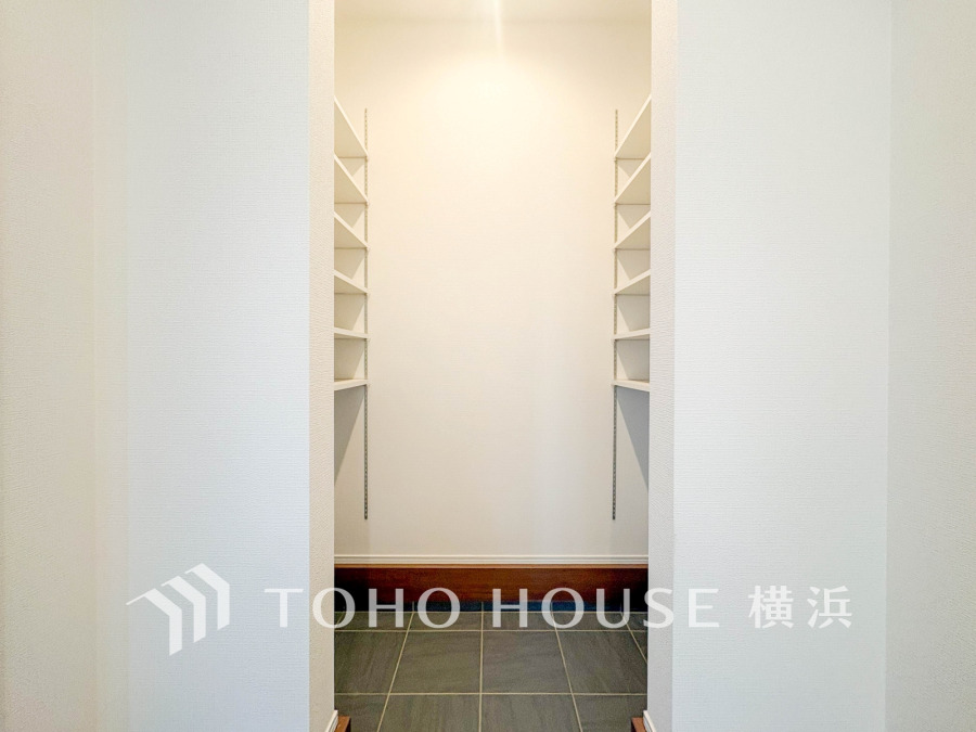 壁面に棚を備えた収納力抜群のシューズクローク。玄関まわりをすっきり保てます。