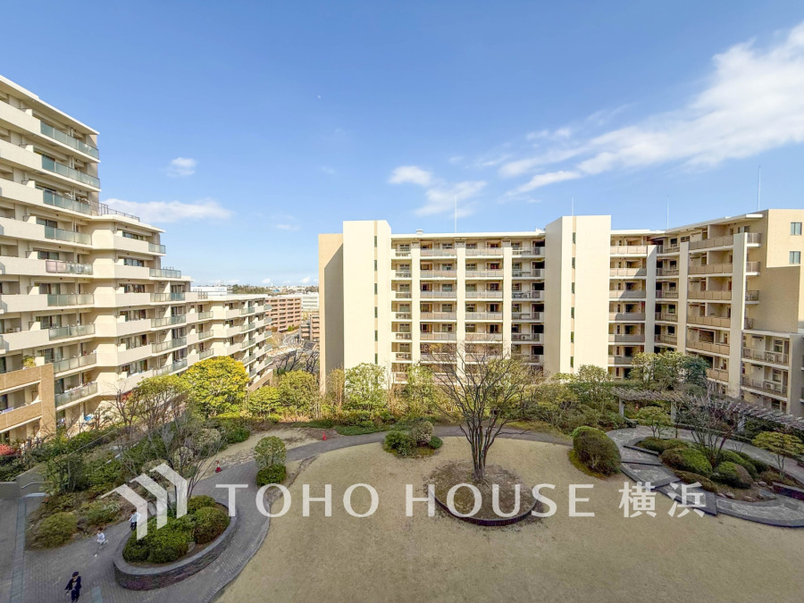 緑豊かな中庭を囲む大型マンション。充実の共用部分と開放感あふれる快適な住環境が魅力です。