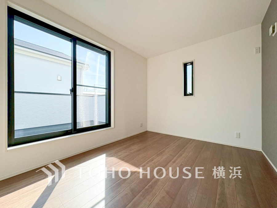 ひとりの時間をゆったり過ごしたり、静かな環境で趣味に打ち込んだり、自分時間を快適に過ごすプライベートルーム。大きな窓で彩られた空間は、心地よい風と伸びやかな眺めを愉しむ特等席に。