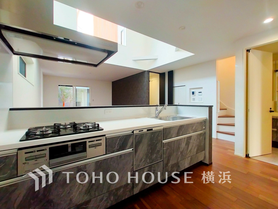 広く取られた対面キッチンは、リビングで寛ぐご家族と会話をしながらお料理が出来ます。高級感のあるカラーで空間をより上質な雰囲気にした、清潔感のあるデザインです。