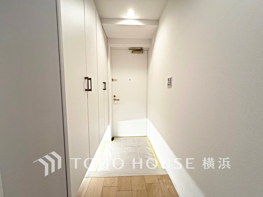 白豊富な収納を確保した玄関スペース。白を基調とした清潔感溢れる空間です。
