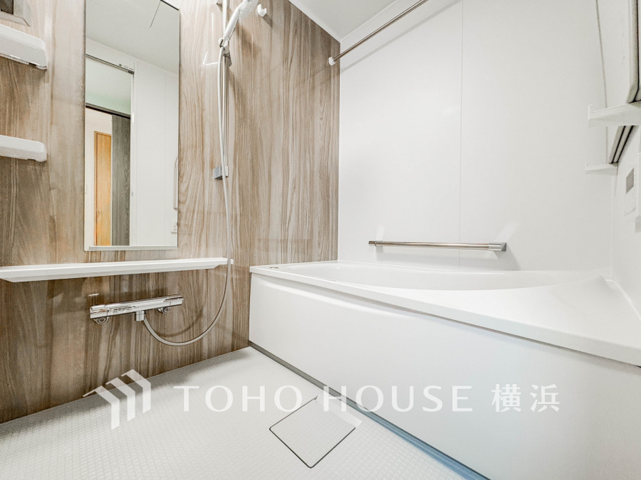 心地よいリラックスを叶える清潔感溢れる美しい空間。快適で機能的なバスルームです。
