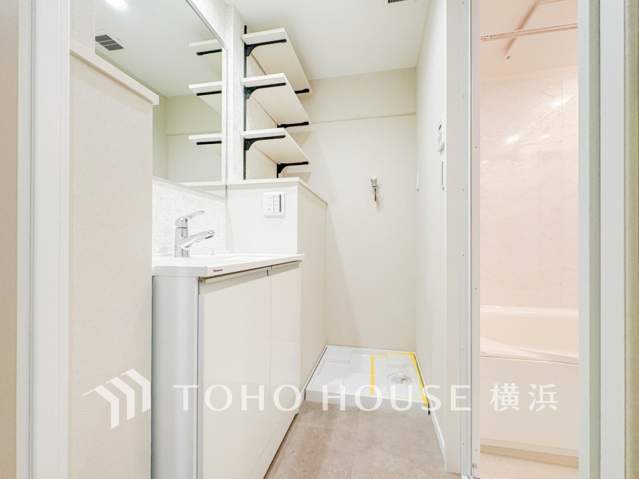 新規交換された洗面化粧台は美しく使いやすい機能が備えられています。