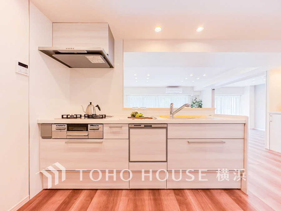 使い勝手の良い設備のキッチンで効率よくお料理もできます。食する料理に家族が舌鼓を打ち自然と笑いが絶えない空気感がそこに広がります。自慢の腕をふるってください。