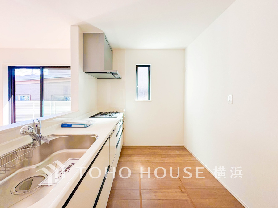 ご家族みんなで調理ができる位のスペースを実現したキッチン空間となっております。みんなで作った料理を召し上がりながらの会話は、どのような物になるのでしょうか。