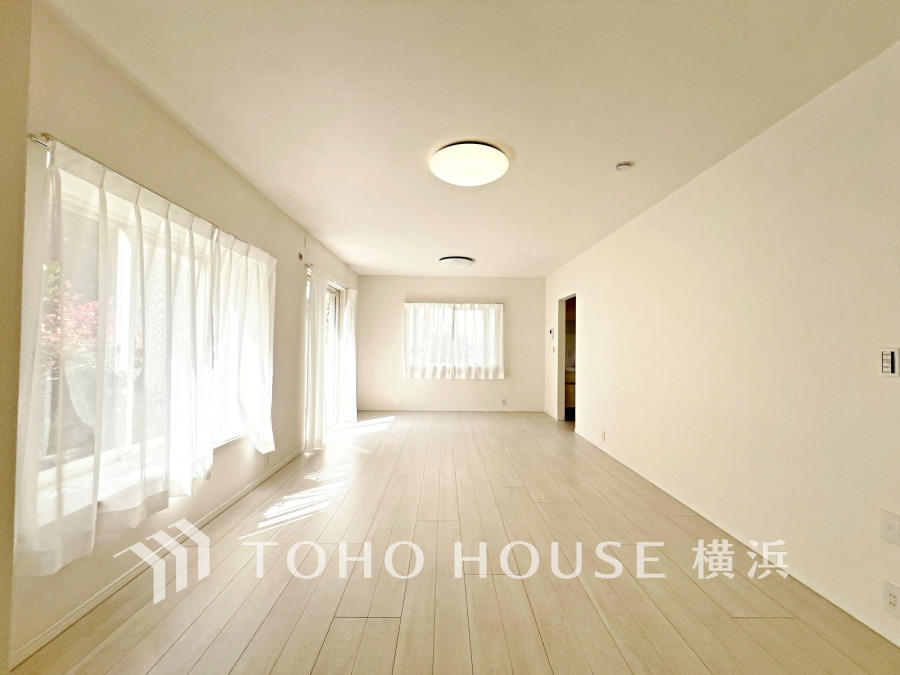 南向きの大きな窓からたっぷりと光が入る明るいLDK。落ち着いた雰囲気に包まれた空間です。
