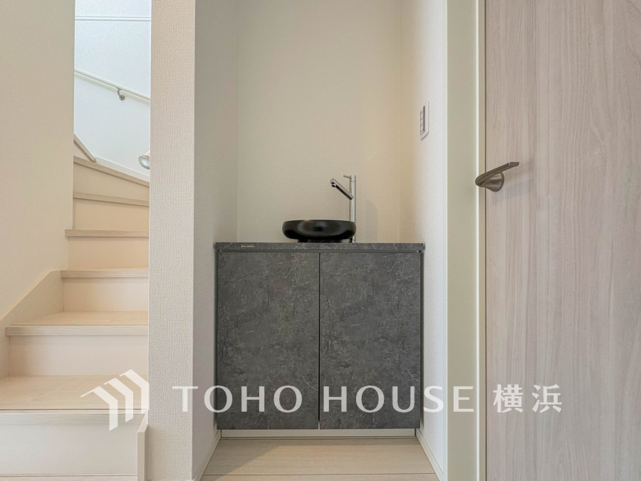 十分な大きさの洗面台は収納もさる事ながら、身だしなみチェックや歯磨きなど、朝の慌ただしい時間でもホテルライクなスペースで余裕とゆとりを感じて頂けます。