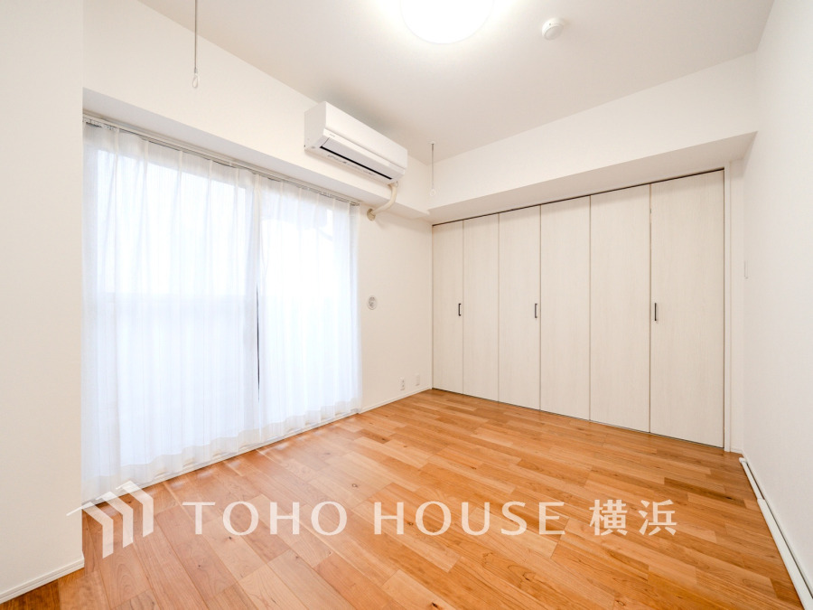 明るい光が差し込む広々とした洋室。大容量のクローゼットで収納も充実しています。