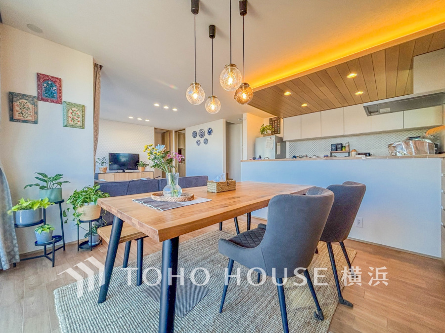 柔らかな色合いのフローリングと清潔感の溢れるクロスが明るい空間を創り出しているリビングダイニング。憩いの場に相応しく、ここで楽しむ家族の時間が絆をより深めてくれそうです。