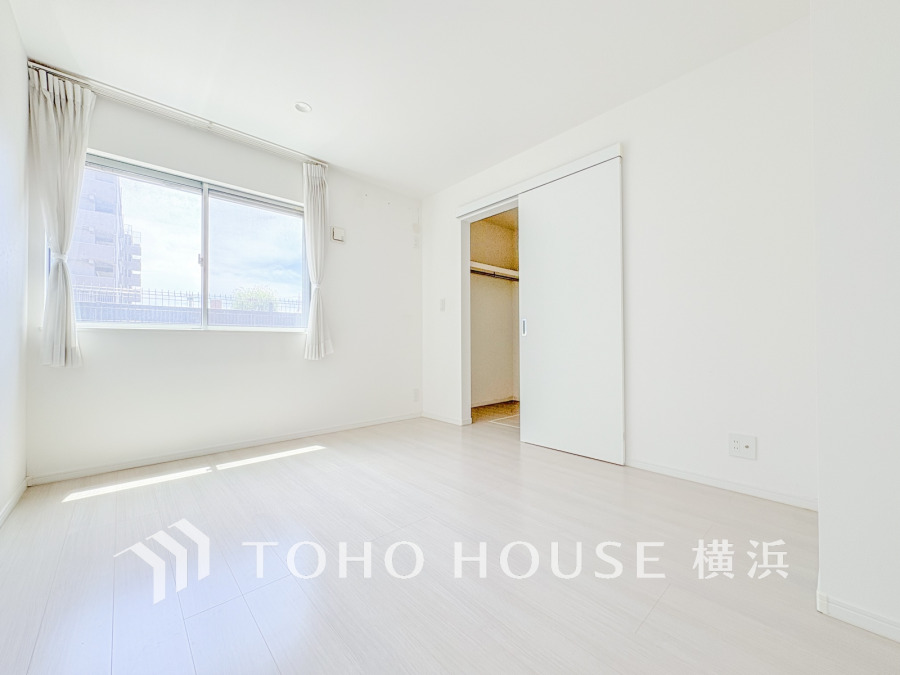 穏やかな風と陽光を導き、プライバシーに配慮された設計プランを採用し、居住性を一段と心地よいものにしています。明るく開放的な空間を演出しております。
