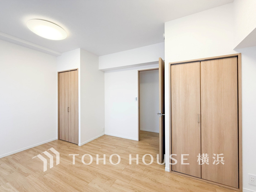 8.2帖の広々とした洋室には2つのクローゼット付きです。