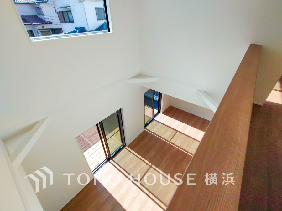 LDK上部は光戯れる開放的な吹抜けに。一日中柔らかい光がやさしく入り、快適な居住空間を演出します。のびやかで居心地が良いご家族みんなが和む場所。