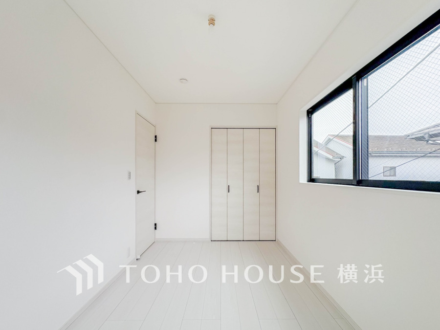 穏やかな風と陽光を導き、プライバシーに配慮された設計プランを採用し、居住性を一段と心地よいものにしています。明るく開放的な空間を演出しております。